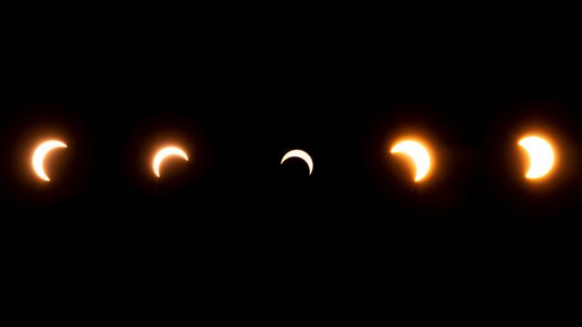 Die Collage aus fünf Aufnahmen zeigt verschiedene Stadien der Sonnenfinsternis.