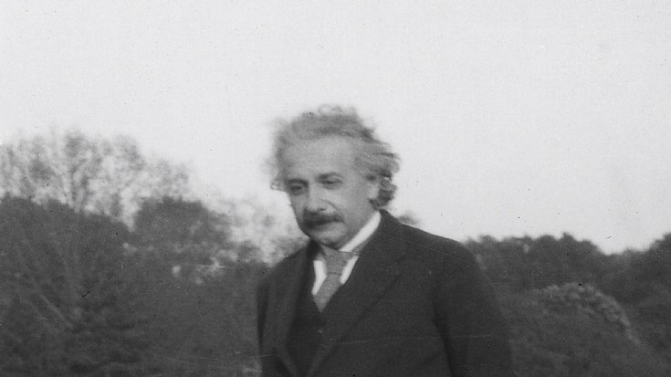 Albert Einstein im Jahr 1933 | Bildquelle: ETH-Bibliothek Zürich Das Foto zeigt Albert Einstein in einem Park in Laeken, Belgien