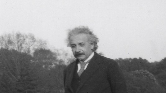 Das Foto zeigt Albert Einstein in einem Park in Laeken, Belgien     