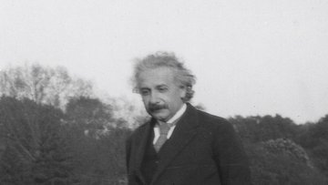 Das Foto zeigt Albert Einstein in einem Park in Laeken, Belgien     