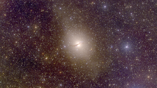 Das Bild zeigt die elliptische Galaxie Centaurus A. 