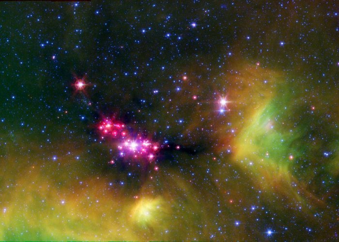 Sternenstehungsregion Ansammlung von Sternen mit einigen sehr hellen in der Mitte, die im Bild rose leuchten. Im Hintergrund weitere Sterne und Galaxien.