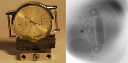 Links das Bild einer goldenen Armbanduhr ohne Armband, rechts das Mikroskopbild in schwarz-weiß, als dunkle und helle Schemen zeichnen sich die Teile der Mechanik im Inneren ab.