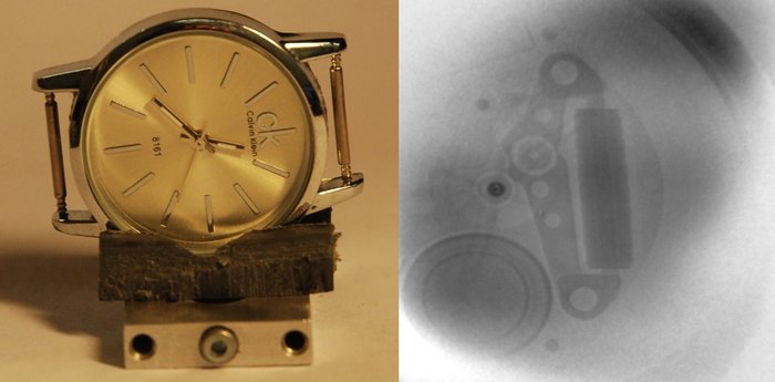 Bild vom Inneren einer Armbanduhr Links das Bild einer goldenen Armbanduhr ohne Armband, rechts das Mikroskopbild in schwarz-weiß, als dunkle und helle Schemen zeichnen sich die Teile der Mechanik im Inneren ab.