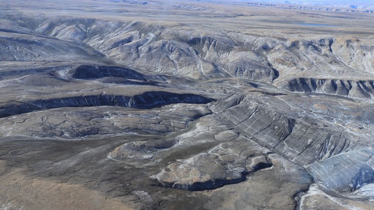 Luftaufnahme einer durchfurchten, kargen Landschaft