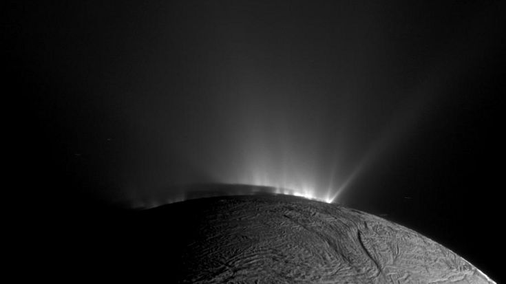 Die Aufnahme zeigt die Oberfläche von Enceladus. An manchen Stellen tritt Dampf aus der Oberfläche.