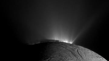 Die Aufnahme zeigt die Oberfläche von Enceladus. An manchen Stellen tritt Dampf aus der Oberfläche.