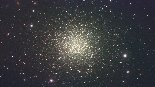 Der Kugelsternhaufen NGC 2419 ist 270.000 Lichtjahre vom Zentrum der Milkchstraße entfernt und ungewöhnlich hell. Neue Beobachtungen zeigen, dass auch seine Sterne ungewöhnlich für einen Kugelsternhaufen sind.