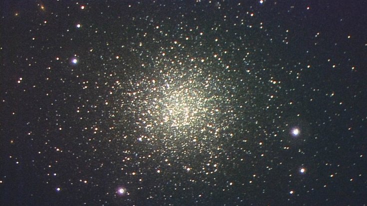 Der Kugelsternhaufen NGC 2419 ist 270.000 Lichtjahre vom Zentrum der Milkchstraße entfernt und ungewöhnlich hell. Neue Beobachtungen zeigen, dass auch seine Sterne ungewöhnlich für einen Kugelsternhaufen sind.