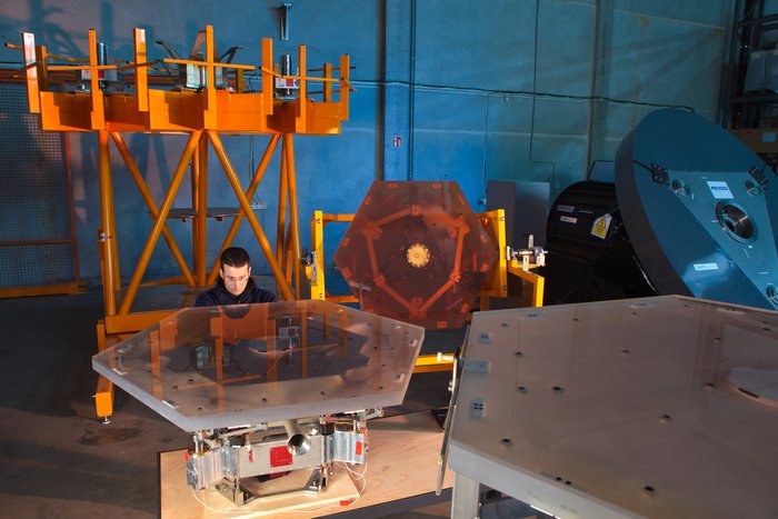 Testsegmente für den Hauptspiegel des E-ELT Ein Ingenieur überprüft ein Testsegment für den Spiegel des E-ELT, der sich aus insgesamt 798 sechseckigen Spiegelelementen zusammensetzt. Im Bild sind zwei weitere dieser Testsegmente zu sehen.