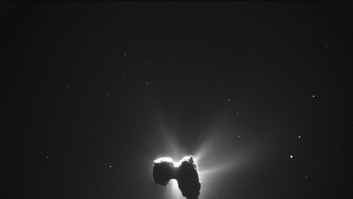 Der Komet Tschurjumow-Gerassimenko wurde von der Raumsonde Rosetta fotografiert. Die Abbildung zeigt ein schwarzweiß Bild. 