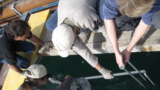 Forscher entnehmen Sedimentprobe am Genfer See