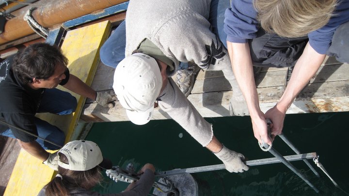 Forscher entnehmen Sedimentprobe am Genfer See