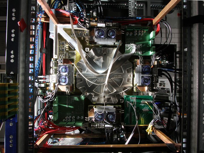 Neuromorphes Rechensystem Eine komplexe, technisch wirkende Anordnung, in der unzählige Kabel die einzelnen Elemente verknüpfen.
