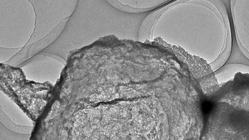 Nanoteilchen aus Eisenoxid vor Kohlenstoffblasen