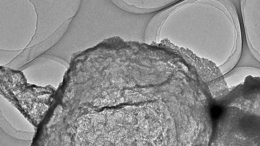 Nanoteilchen aus Eisenoxid vor Kohlenstoffblasen