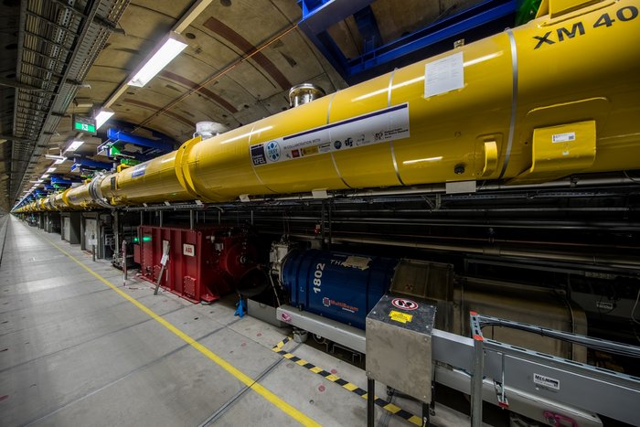 European XFEL Das Bild zeigt einen Teil der Beschleunigeranalge des Freie-Elektronen-Lasers European XFEL.