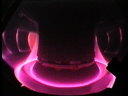 Das Foto zeigt das leuchtende Plasma im Inneren der ringförmigen Fusionsanlage.