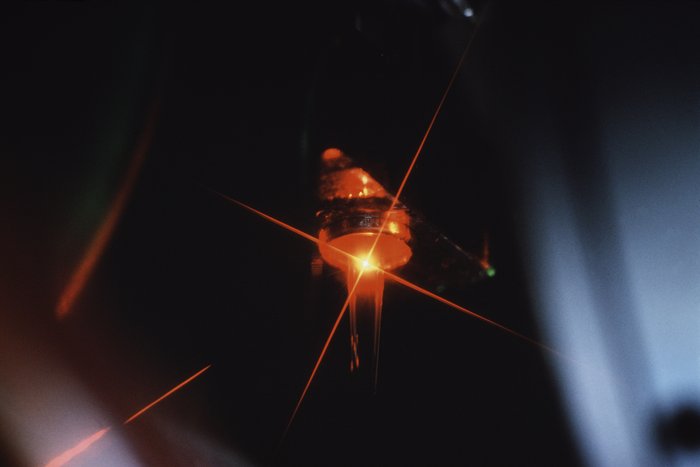 Laserlicht Roter Laserstrahl vor einem dunklen Hintergrund.