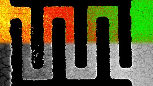 Ein Aluminiumdraht mit unterschiedlichen Temperaturen, dargestellt in gelb, rot, grün und grau. Grün steht für Raumtemperatur(rechts) und gelb für zweihundert Grad Celsius (links)