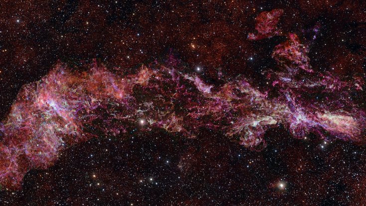 Leuchtendes Sternenband mit farbig leuchtenden Wolken und Sternen