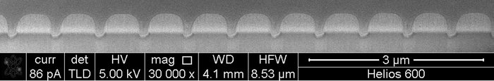 Mikroskopaufnahme des schaltbaren Metamaterials, mit Wellenmuster im Inneren