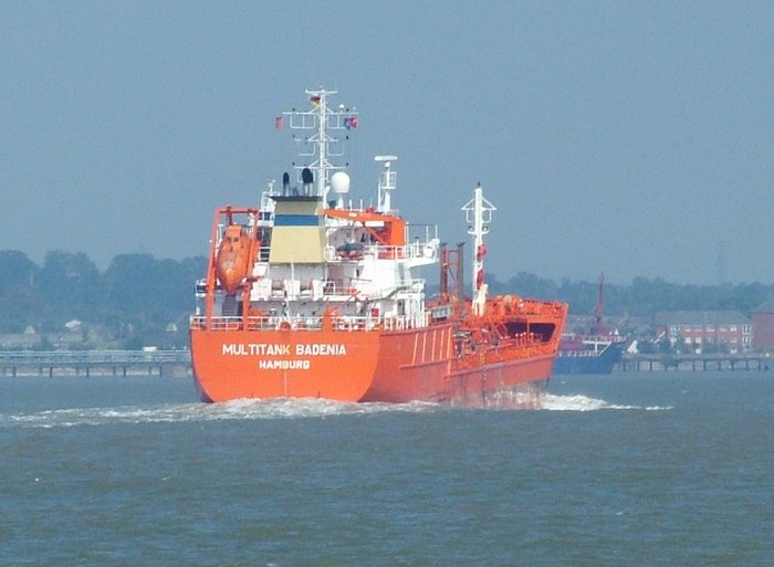 Transport durch Tanker Foto: Tanker auf See vor einer Küste