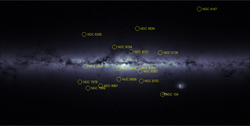 Die Karte zeigt ein helles Band, das sich von links nach rechts durch die Mitte des Bildes zieht und die Scheibe der Milchstraße kennzeichnet. Mit gelben Kreisen sind Sternenhaufen markiert, die sich durch die Galaxie verteilen.
