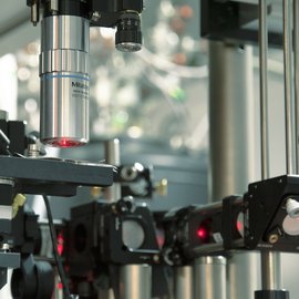 Mikroskop in einem Labor: Auf einer Linse leuchtet ein rotes Lämpchen