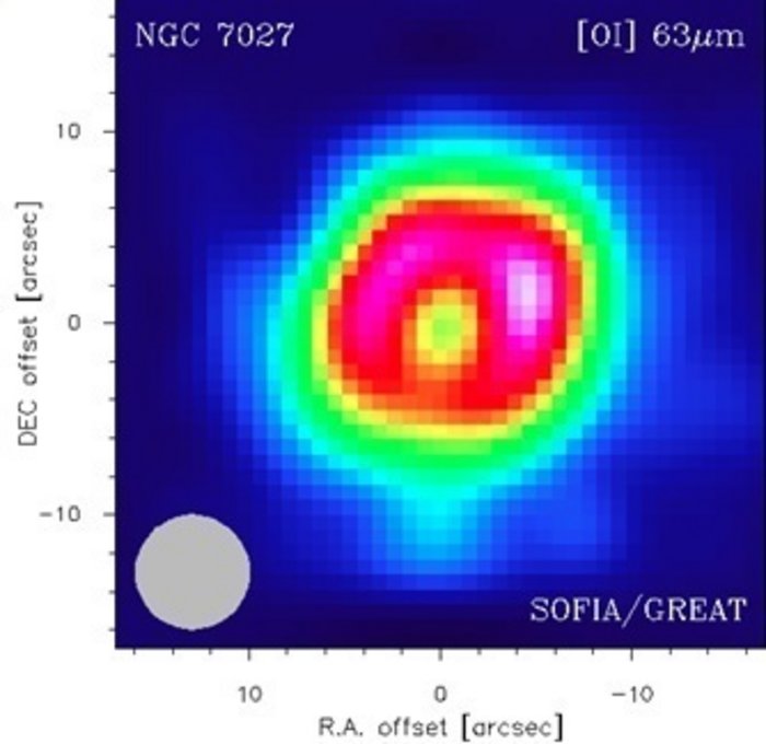 Erste Beobachtung von GREAT Aufnahme eines Planetarischen Nebels, dargestellt in einem mosaikartigen Diagramm. Der Nebel besteht aus mehreren, konzentrischen Ringen in verschiedenen Farben.