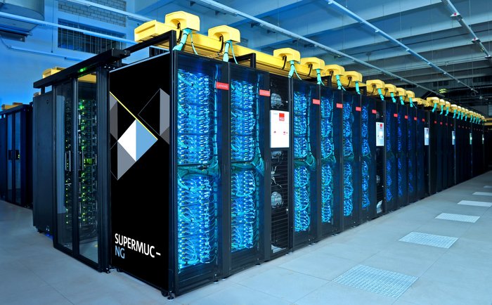 Supercomputer am Leibniz-Rechenzentrum Der Raum eines Rechenzentrums mit vielen Computerschränken.