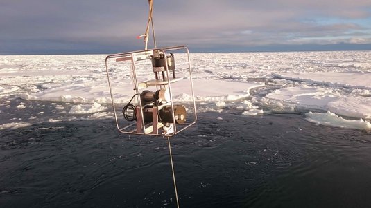 Das Bild zeigt das Forschungsgebiet aus der Luft sowie das Filtrationssystem, wie es zu Wasser gelassen wird.