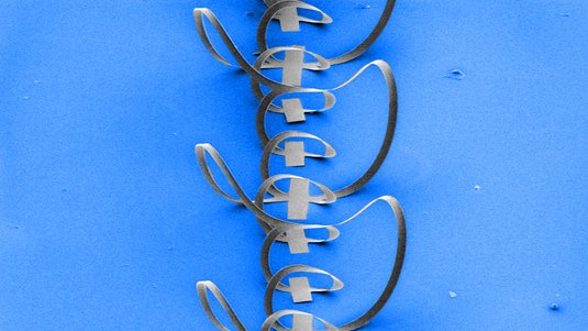 Mikrofotografie der dreidimensionalen Struktur in grau mit einem blauen Hintergrund