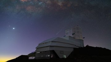 Eine Sternwarte unter einem Sternenhimmel