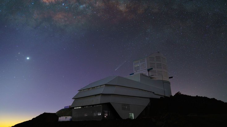 Das Vera C. Rubin Observatory in Chile | Bildquelle: H.Stockebrand/RubinObs/NOIRLab/SLAC/DOE/NSF/AURA Eine Sternwarte unter einem Sternenhimmel