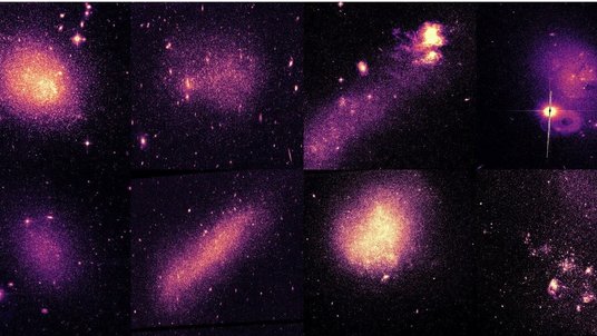 Zwei Reihen mit je vier Abbildungen von hellen Lichtpunkten, umgeben von violettem Licht, im Weltall