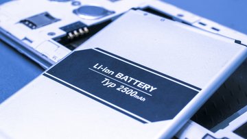 Das Foto zeigt ein Mobiltelefon, aus dem der Akku entnommen wurde und nun auf dem Gerät liegt.