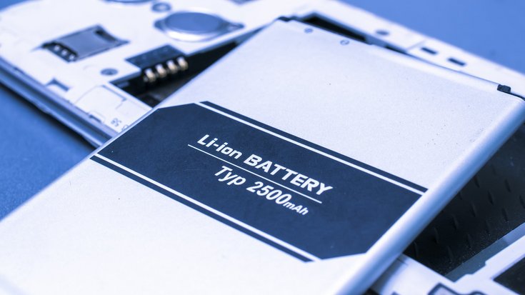 Das Foto zeigt ein Mobiltelefon, aus dem der Akku entnommen wurde und nun auf dem Gerät liegt.