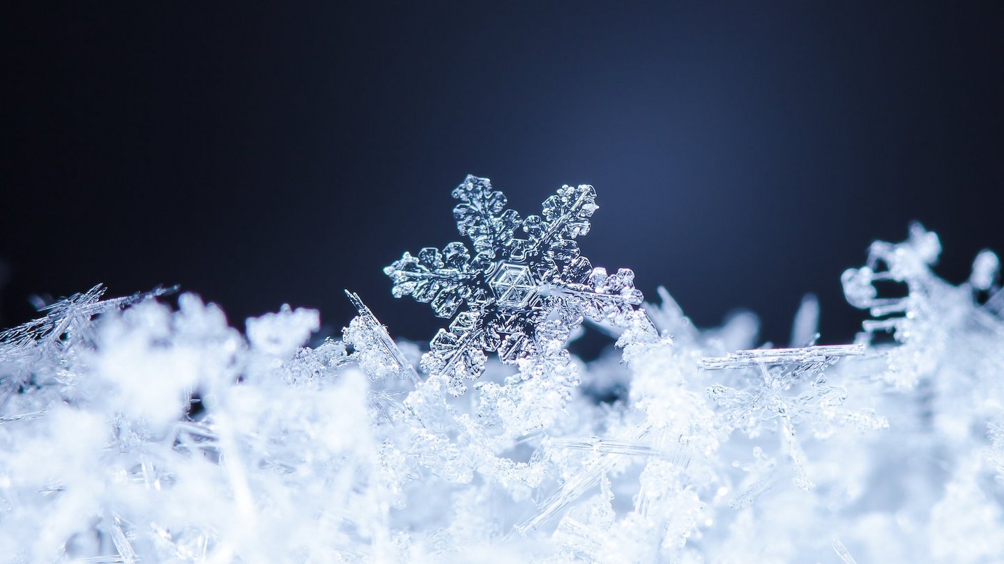 Welt der Physik Wie bilden sich Schneeflocken?