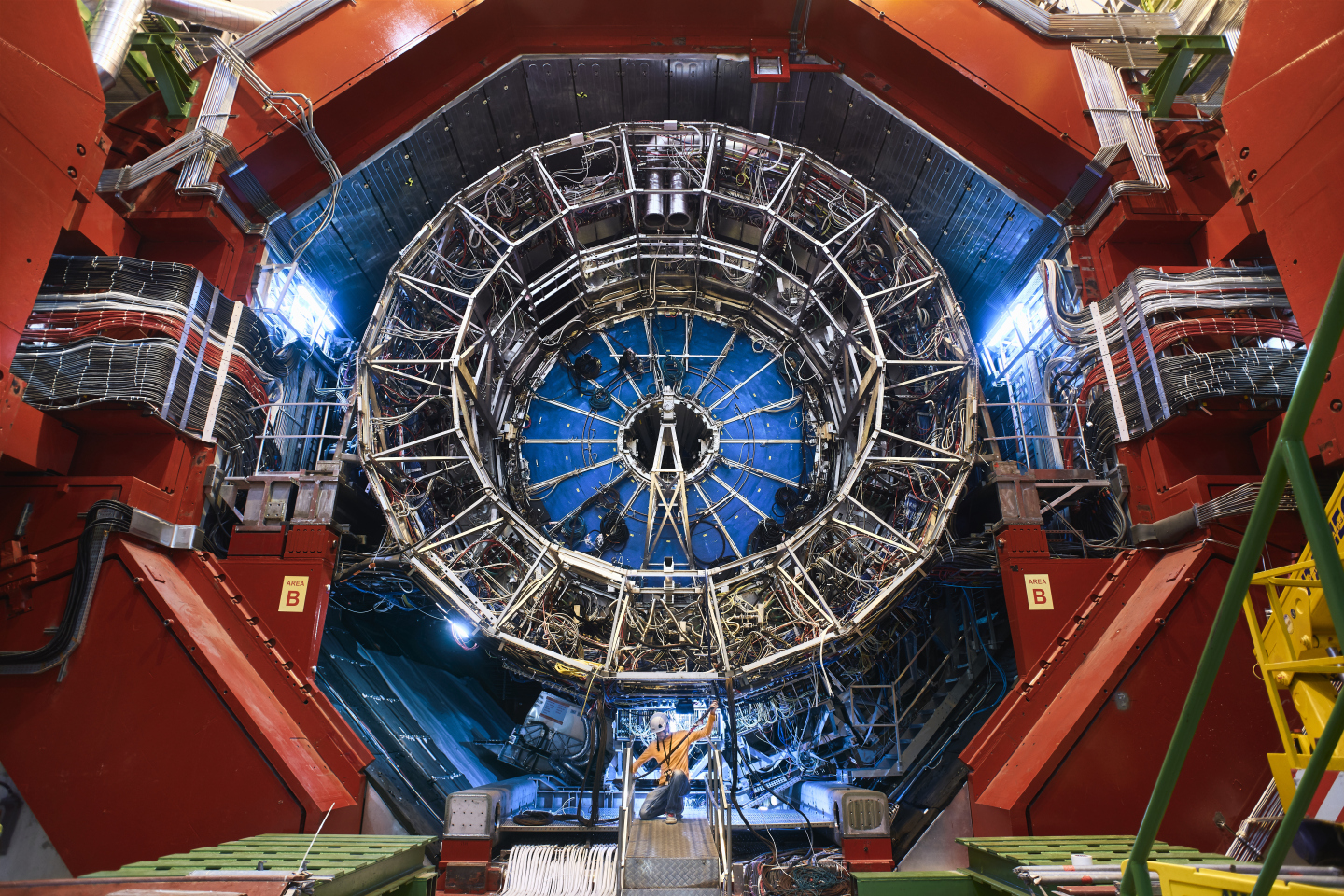 Das ALICE-Experiment am CERN | Bildquelle: Julien Ordan, CERN Große radförmige Maschine