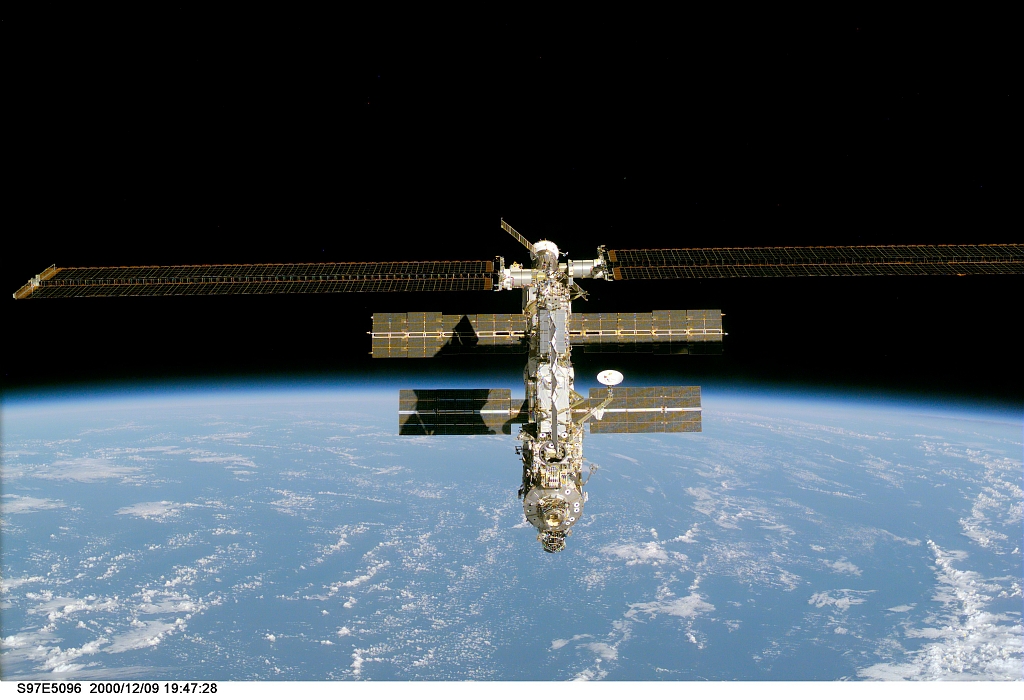 Die Internationale Raumstation ist vor der Erde auf diesem Bild zu sehen.
