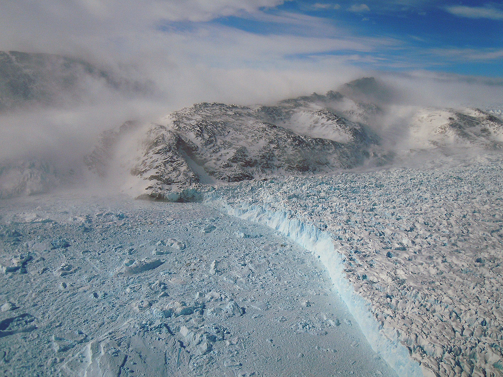 Luftaufnahme von einem großen Gletscher