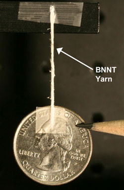 Am Faden aus Bor-Nitrid-Nanoröhrchen hängt ein Vierteldollar