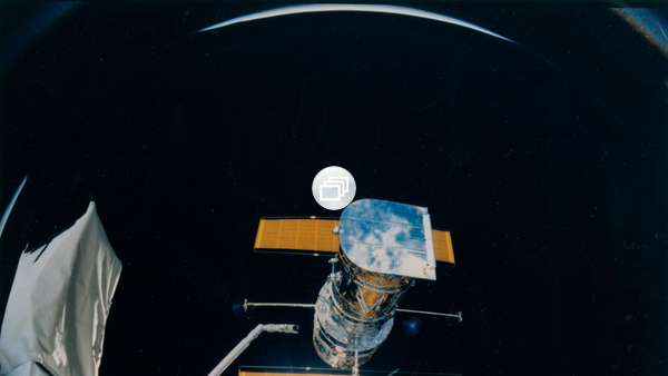 Das Hubble-Weltraumteleskop wird vom Space Shuttle am 25. April 1990 ausgesetzt. Bildquelle: NASA; Lizenz: gemeinfrei