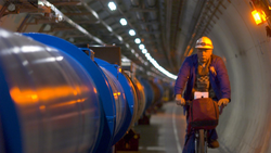 Radfahrer im LHC-Tunnel Radfahrer im LHC-Tunnel