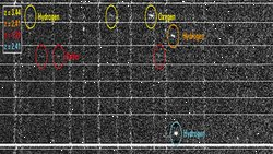 Dieses Bild zeigt einen Ausschnitt aus einem mit LUCIFER aufgenommenen Multi-Objekt-Spektrum 