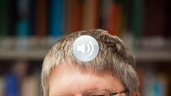 Prof. Dieter Meschede, © Volker Lannert/Universität Bonn, mit freundlicher Genehmigung Mann mit Brille vor Bücherregal