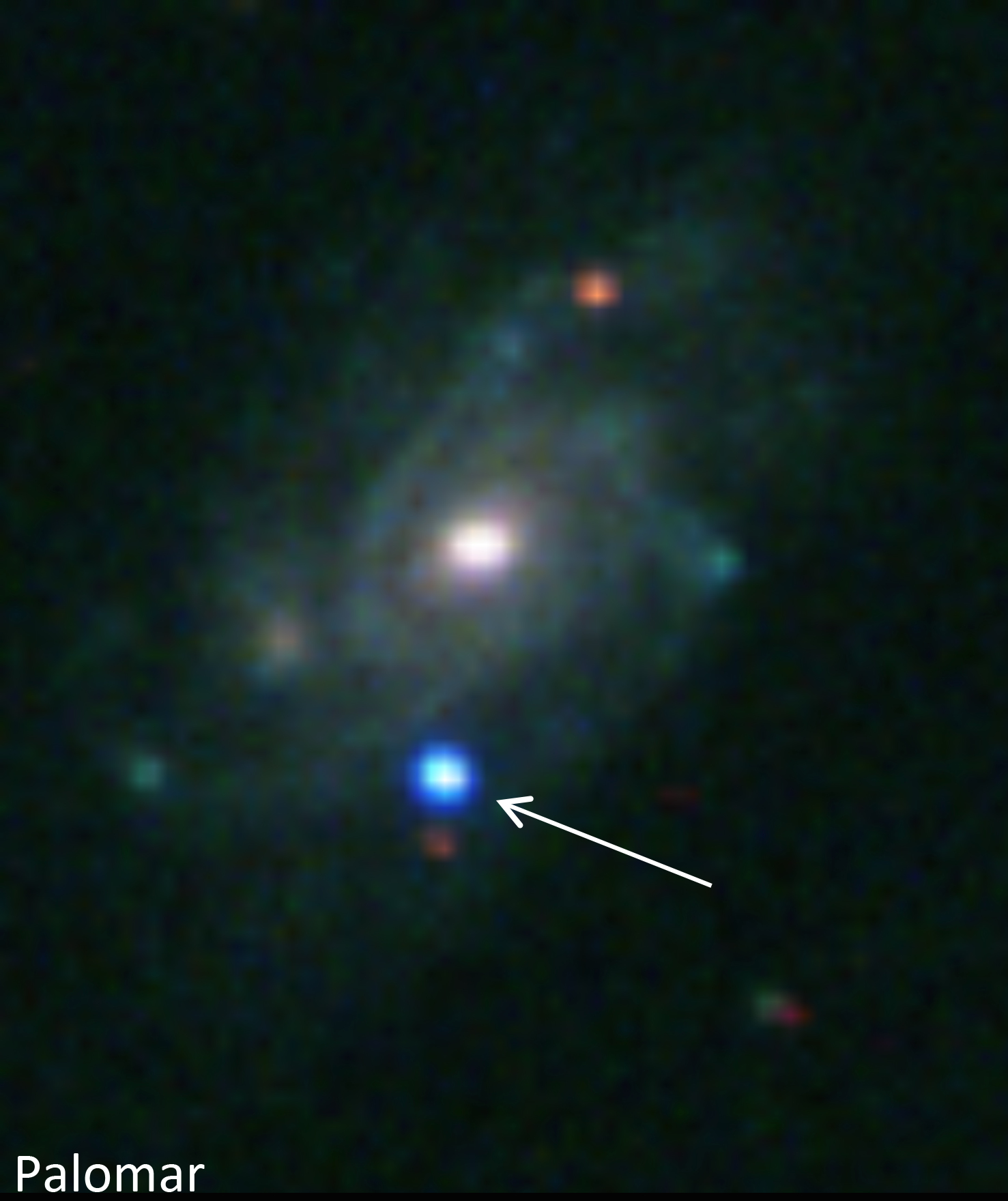 Supernova SN2013cu, Bildequelle: Gal-Yam; Lizenz: gemäß den Bedingungen der Quelle Im Zentrum ein hell leuchtender Punkt, umgeben von einer roten Wolke auf dunklem Hintergrund. Überall sind leuchtende Punkte zu sehen.