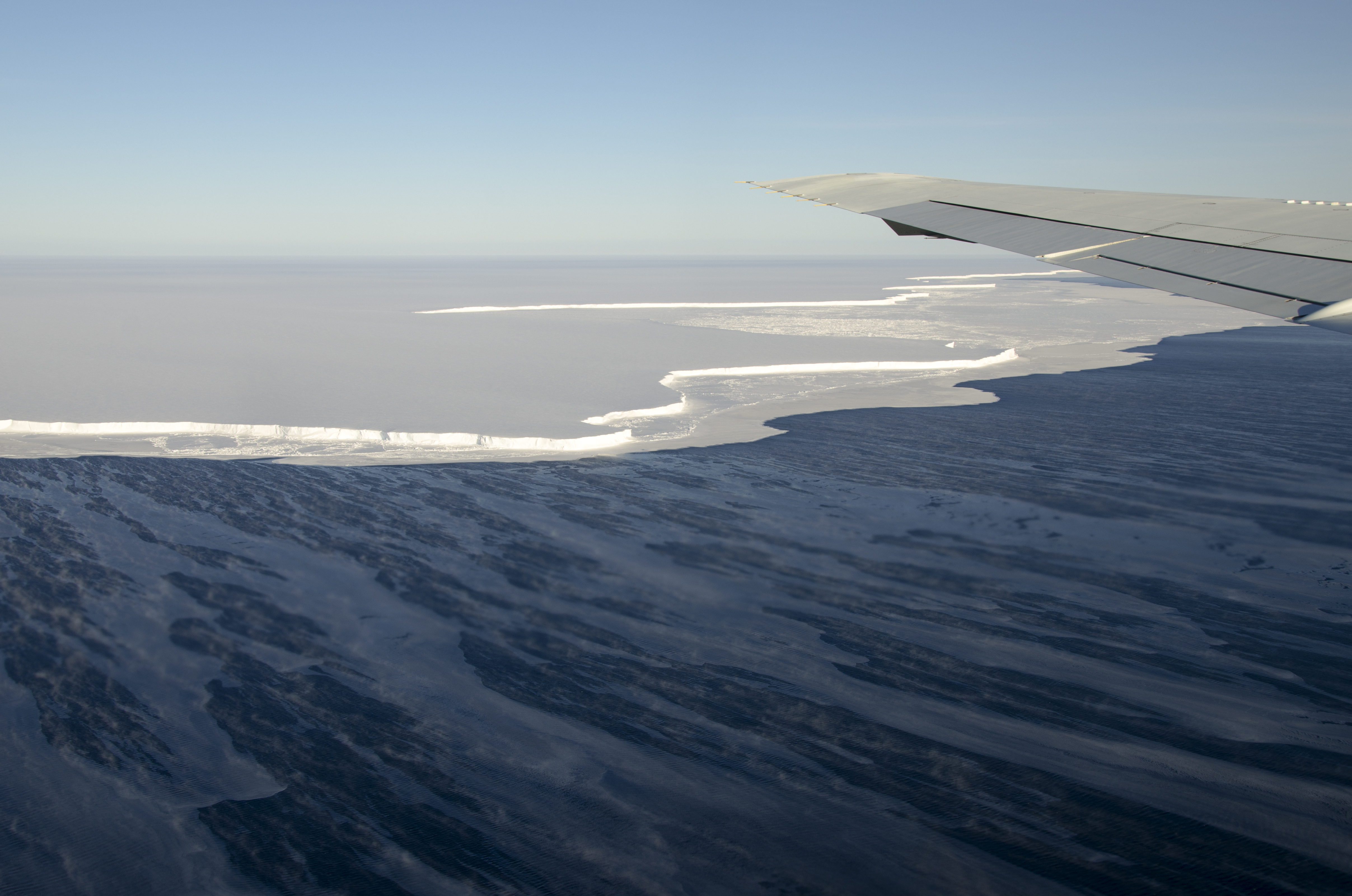 Brunt-Schelfeis am Rand der Antarktis, Bildquelle: Michael Studinger/NASA; Lizenz: gemäß den Bedingungen der Quelle Foto des Brunt-Schelfeis