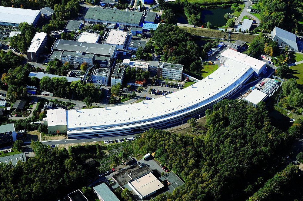 Luftbild von PETRA III, Bildquelle: DESY; Lizenz: gemäß den Bedingungen der Quelle PETRA-III-Halle